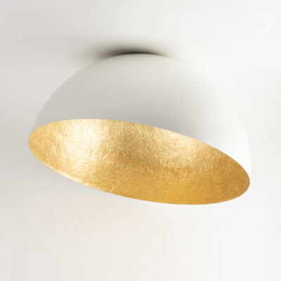 biało-złota lampa sufitowa z żywicy kopuła
